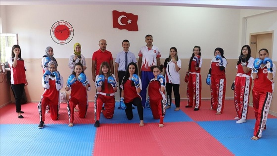 Yozgatlı kadınlar, kick boks yaparak hem kendilerini savunmayı öğreniyor hem de sağlıklı kalıyor