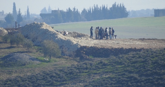 YPG’li teröristler Münbiç sınırında toplantı yaptı