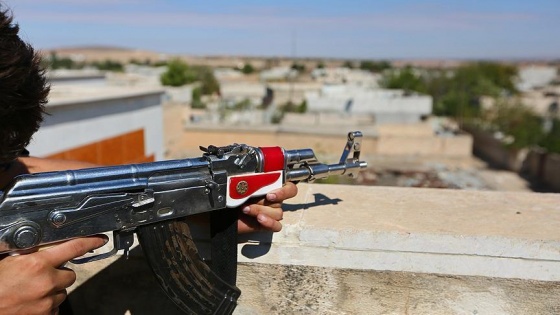 YPG/PKK işgal ettiği Rakka'da köy basarak 7 sivili öldürdü