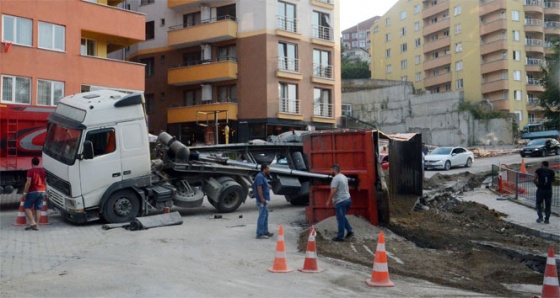 Yük boşaltan çekici devrildi, faciadan dönüldü