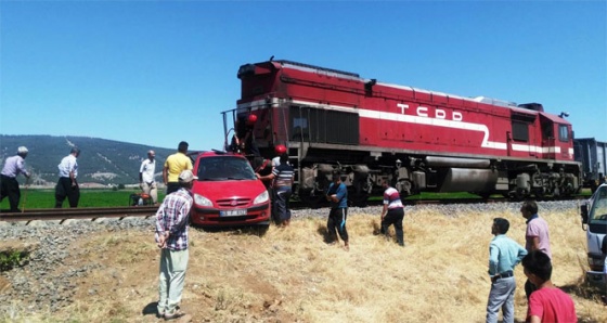 Yük treni ile otomobil çarpıştı; anne ve kızı öldü, baba ağır yaralandı