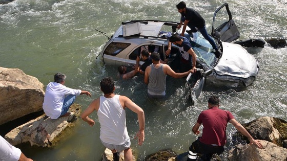 Yüksekova'da araç dereye yuvarlandı: 1 ölü, 5 yaralı