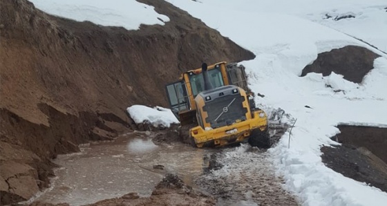 Yüksekova’da çöken yolda kepçe mahsur kaldı