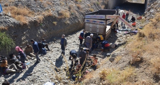 Yüksekova'da mültecileri taşıyan kamyonet devrildi: 66 yaralı