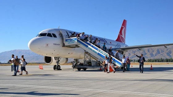 Yüksekova'da uçak seferlerinin başlaması sevinç yarattı