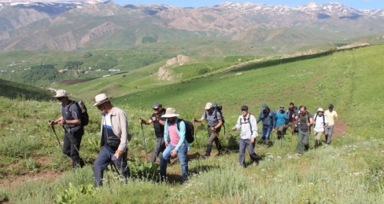 Yüksekova dağları ziyaretçilerini bekliyor