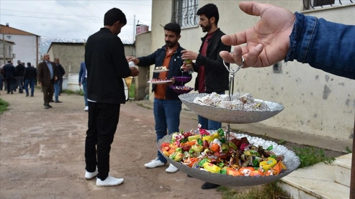 Yüksekova'da vatandaşlar asırlık toplu bayramlaşma geleneğini sürdürdü