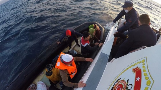 Yunan kara sularında geri itilen düzensiz göçmenleri Türk sahil güvenliği kurtardı