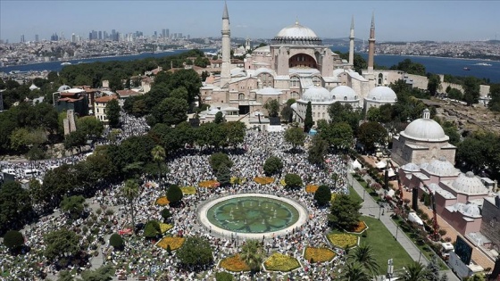 Yunan Papaz&#039;dan Ayasofya&#039;nın cami olmasına övgü