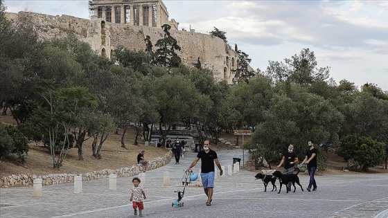 Yunanistan’da açık havada maske takma zorunluluğu yarından itibaren kaldırılıyor