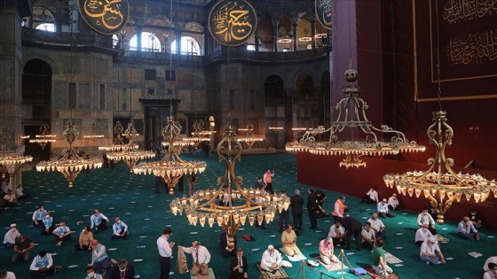 Yunanistan'da Ayasofya-i Kebir Camii'nde cuma namazı kılındığı sırada matem çanları çaldı