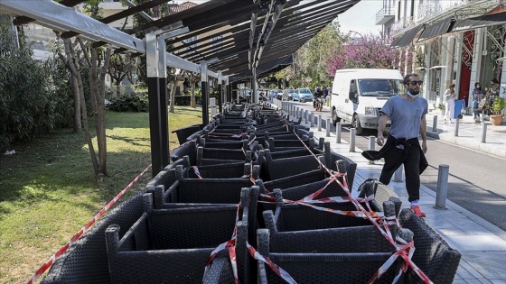 Yunanistan'da günlük Kovid-19 vakaları 10 kat artınca hükümet sert tedbirlere yöneldi