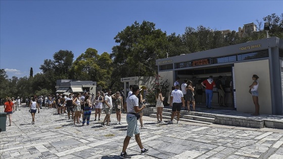 Yunanistan’da Kovid-19 aşısı olmayanlara yönelik tedbirler artırıldı