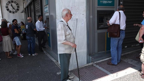 Yunanistan'daki kriz halkı 'sıkmaya' devam ediyor