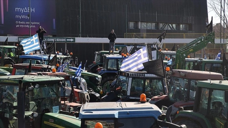 Yunanistan'da çiftçiler yol kapatma eylemi yaptı