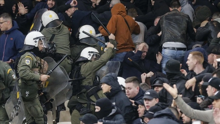 Yunanistan'da Dinamo Zagreb ve AEK taraftarları arasında çıkan kavgada bir kişi öldü