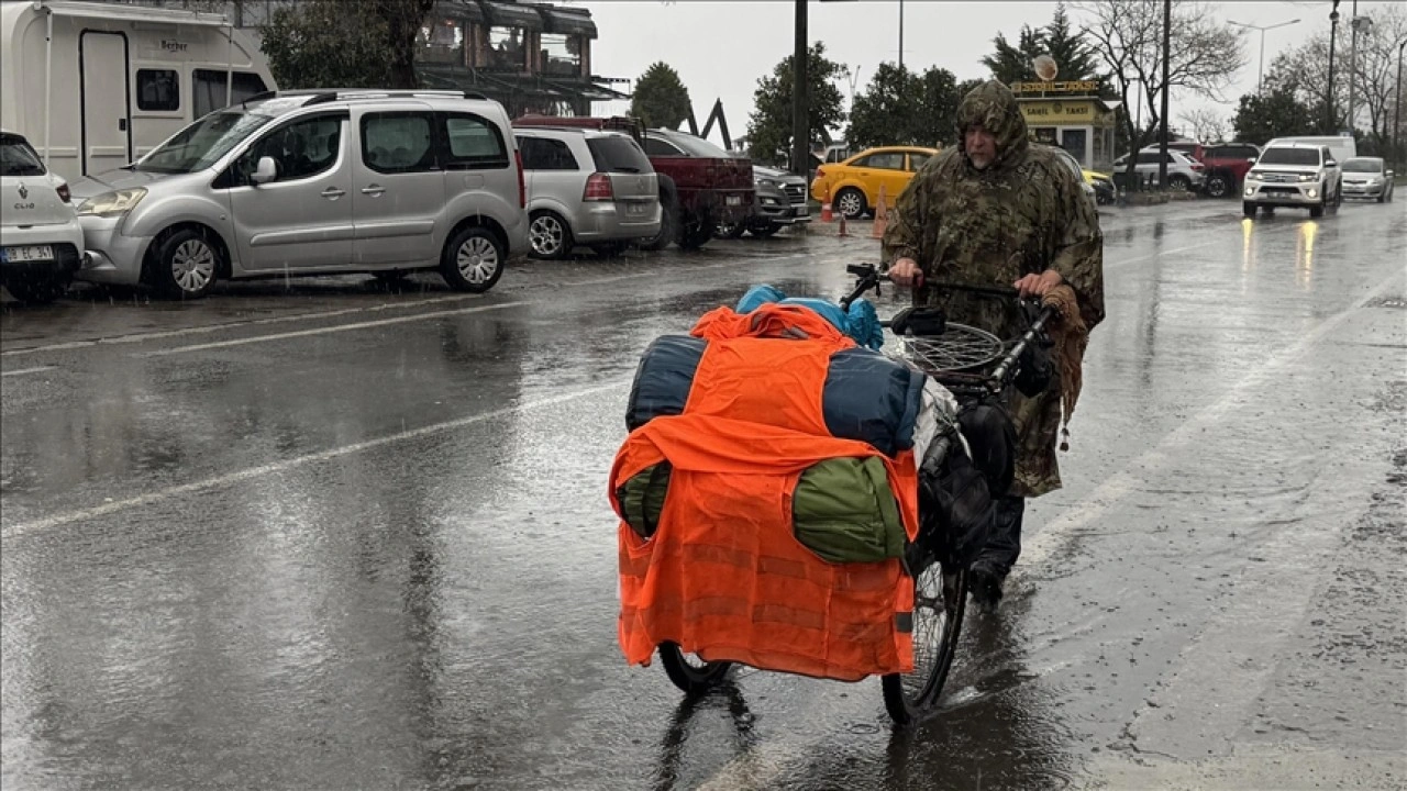 Yürüyerek dünya turuna çıkan İngiliz seyyah Türkiye'ye giriş yaptı