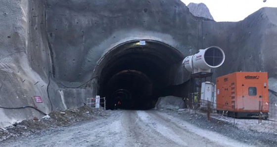 Yusufeli'de tünel çalışmasında üzerine kaya düşen 2 işçi yaralandı