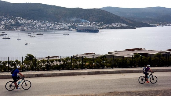 'Yüzen otel'den inip, bisikletle Bodrum turu yapıyorlar