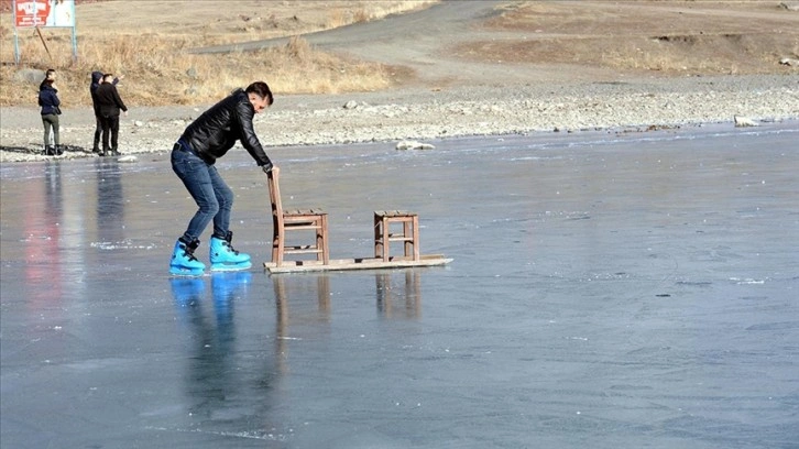 Yüzeyi buzla kaplı Çıldır Gölü'nde buz pateni yaptılar