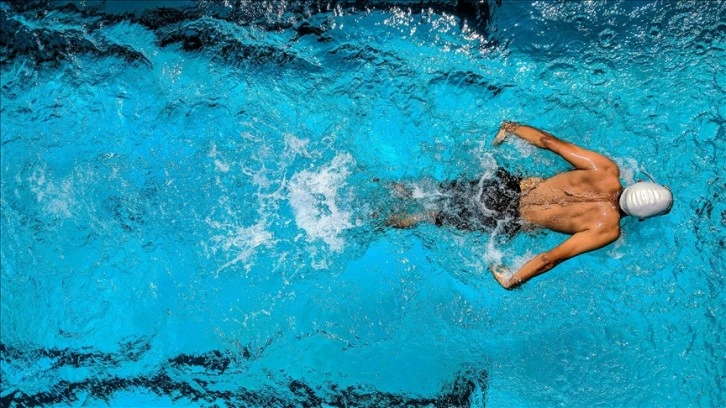 Yüzmek, skolyoz başlangıcı olanlarda omurga eğriliğini artırabilir