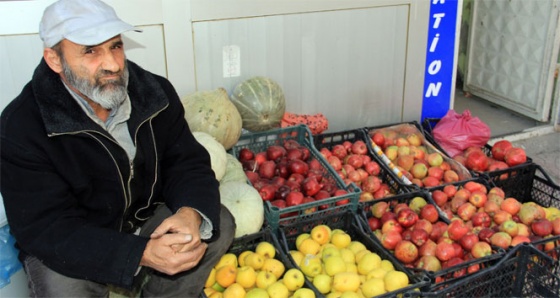 Zabıtalara kızdı, sebzelerini yola saçtı