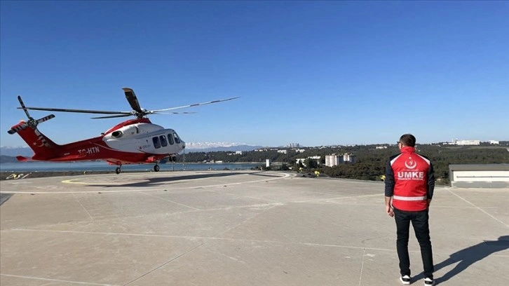 Zamanla yarışan ekipler, yüzlerce yaralıyı helikopterlerle Adana Şehir Hastanesine ulaştırdı