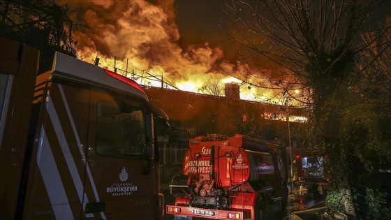 Zeytinburnu'nda iki tekstil fabrikası yandı