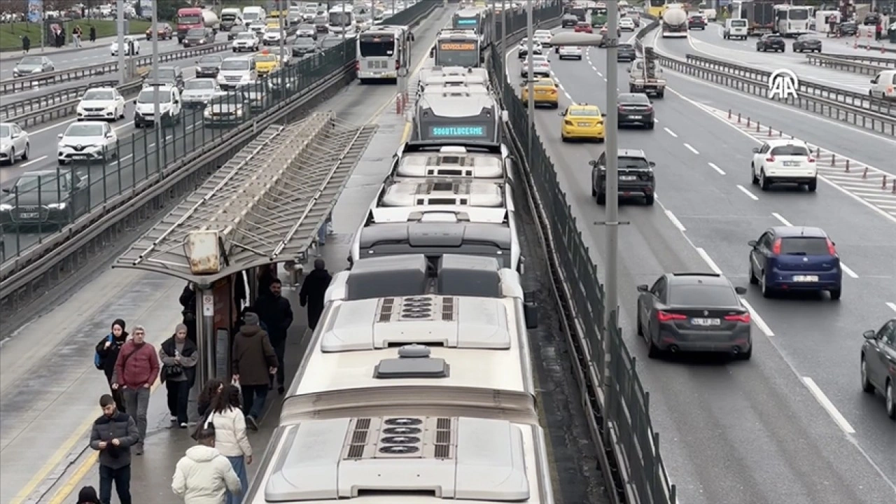 Zeytinburnu'nda metrobüs arızası seferleri aksattı