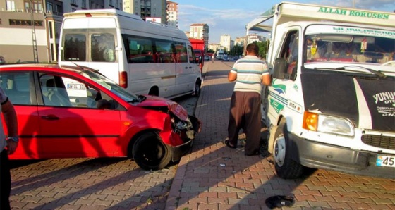 Zincirleme trafik kazasında 3 araç birbirine girdi