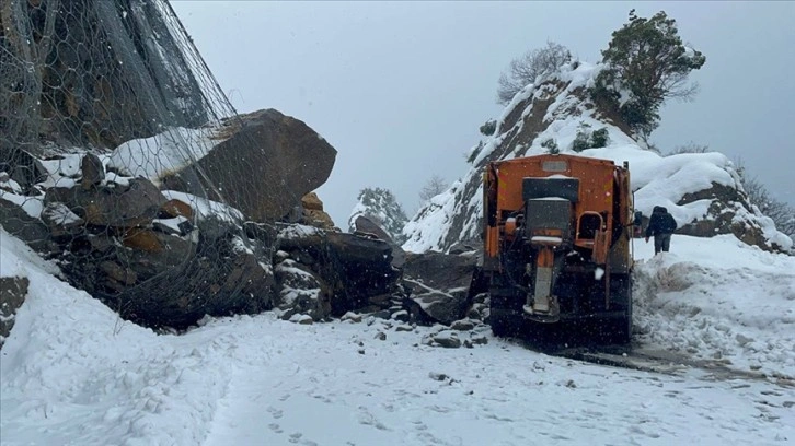 Zonguldak-İstanbul kara yolunda heyelan ulaşımı aksatıyor