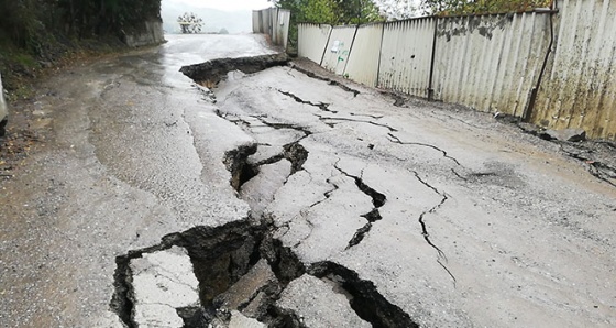 Zonguldak’ta mahalle yolu çöktü