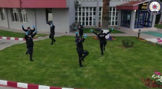 Zonguldak'ta polis ekipleri, zeybek oynayarak 'sosyal mesafe' kuralına dikkati çekti