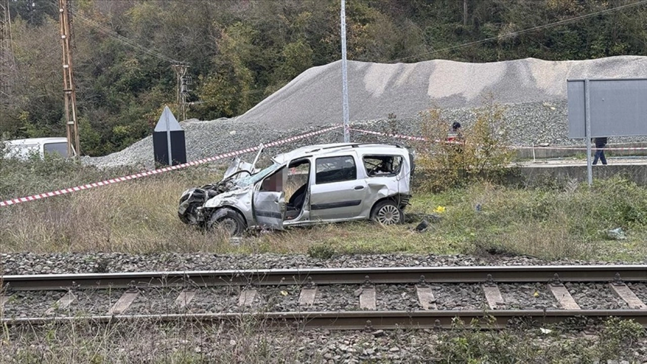 Zonguldak'ta trenin çarptığı hafif ticari araçtaki 1 kişi öldü, 1 kişi yaralandı