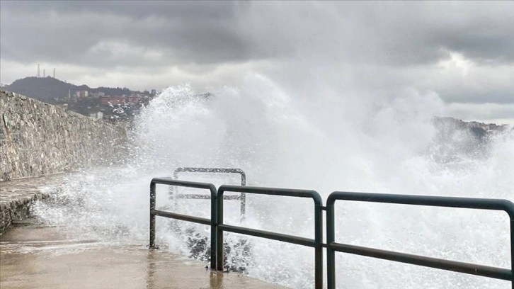 Zonguldak'ta 5 metreyi bulan dalgalar mendireği aştı