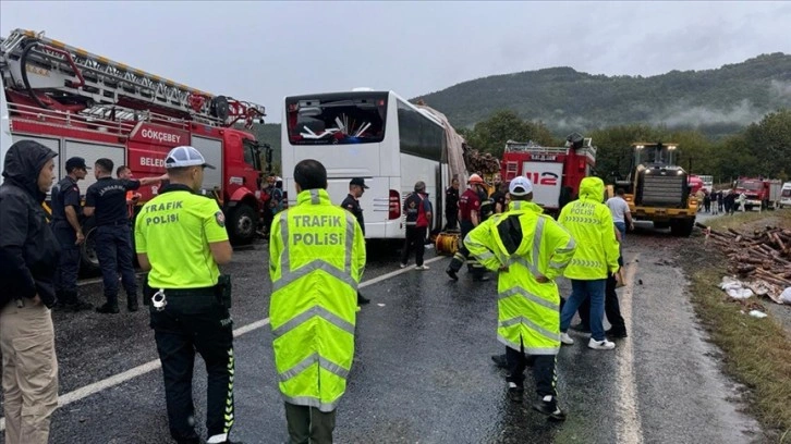 Zonguldak'ta otobüsle kamyonun çarpıştığı kazada 2 kişi öldü, 23 kişi yaralandı