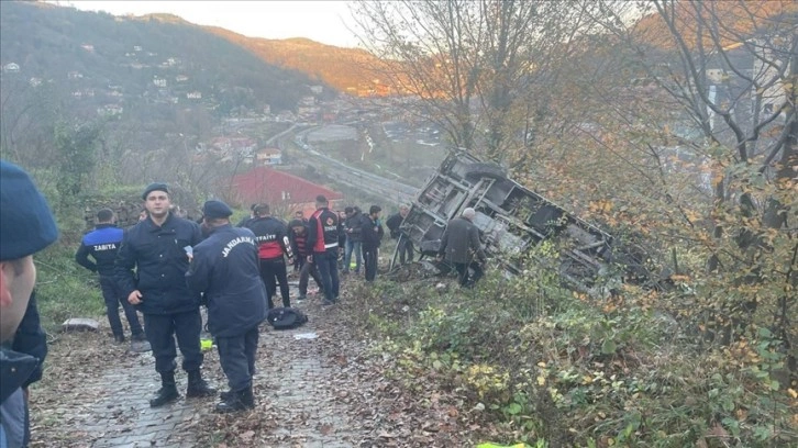 Zonguldak'ta şarampole devrilen servis aracındaki 1 öğrenci öldü, 18 kişi yaralandı