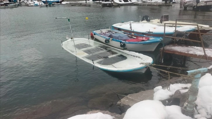 Zonguldak'ta yoğun kardan 5 balıkçı teknesi battı