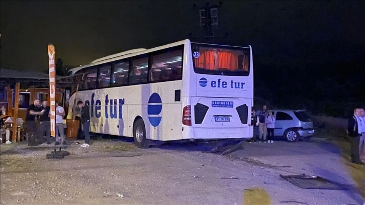 Zonguldak'ta yolcu otobüsü ile otomobilin çarpıştığı kazada 2 kişi öldü, 2 kişi yaralandı