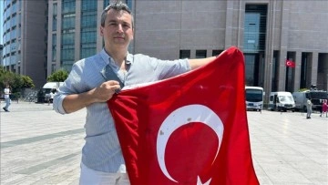 15 Temmuz gazisi kanlı Türk bayrağını torunları için saklıyor