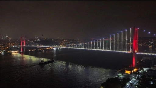 15 Temmuz Şehitler Köprüsü, araç yangını dolayısıyla trafiğe kapatıldı