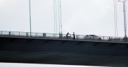 15 Temmuz Şehitler Köprüsü’nde Türk bayrağıyla intihar girişimi
