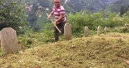 20 yıldır amcasının vasiyetini yerine getirmek için köy mezarlıklarını temizliyor