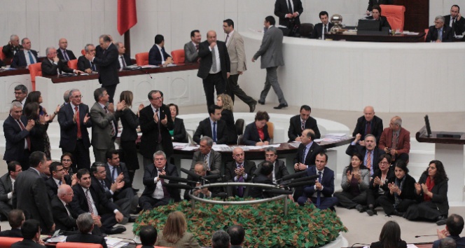 Meclis’te, HDP'liler oturdu, CHP'liler Başkan'a sataştı sonra onlar da oturdu