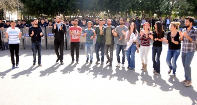 Çevik Kuvvet’ten protestocu öğrencilere ilginç tepki
