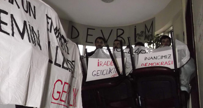 Gençleri, CHP il başkanlığını işgal etti 17 istifa geldi