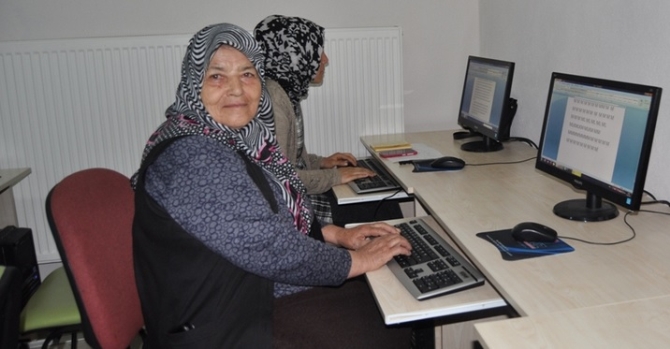 Kızıyla yazışabilmek için 70 yaşında, hızlı klavye kursuna katıldı