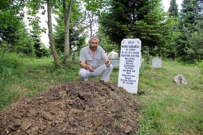 26 yıldır bulunmayan abisine mezar kazdı, mezar taşında bir bir saydı
