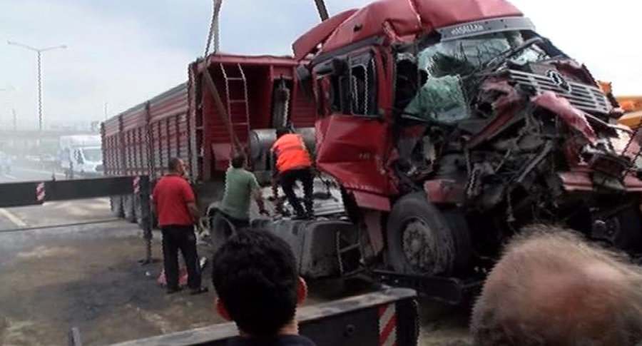 İstanbul’da trafiği felç eden kamyon kazası