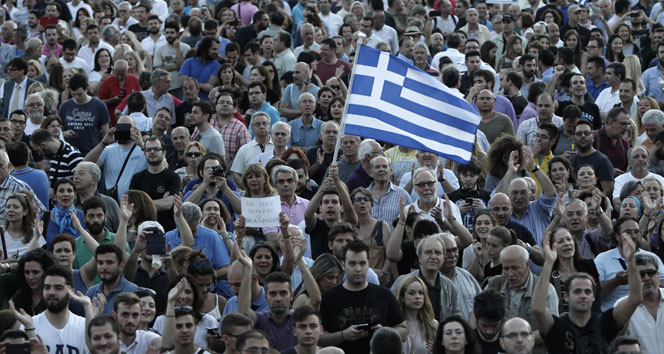 Binlerce kişi Çipras hükümetini protesto etti